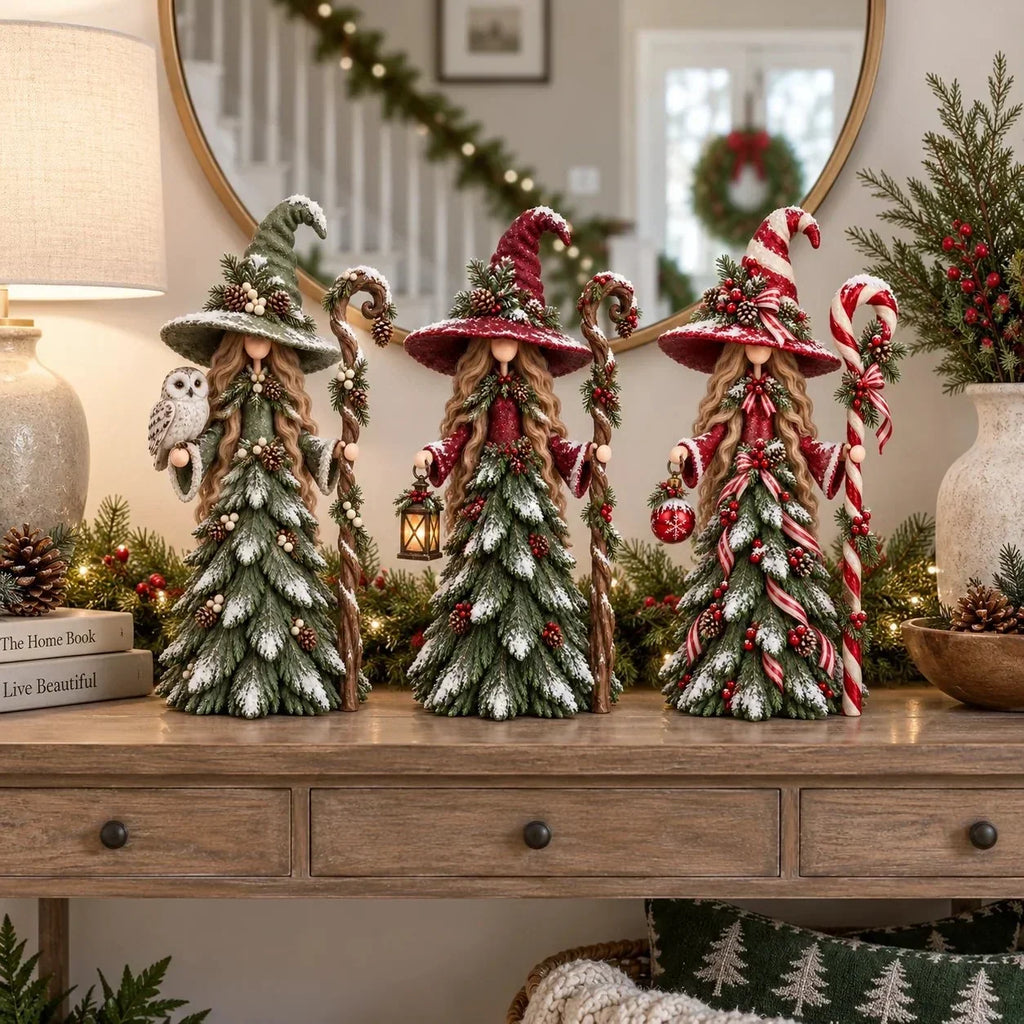 Drie winterse kerstfiguren naast elkaar als feestelijke huisdecoratie