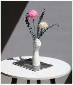 Glanzende keramische vaas in handvorm artistieke woondecoratie accent