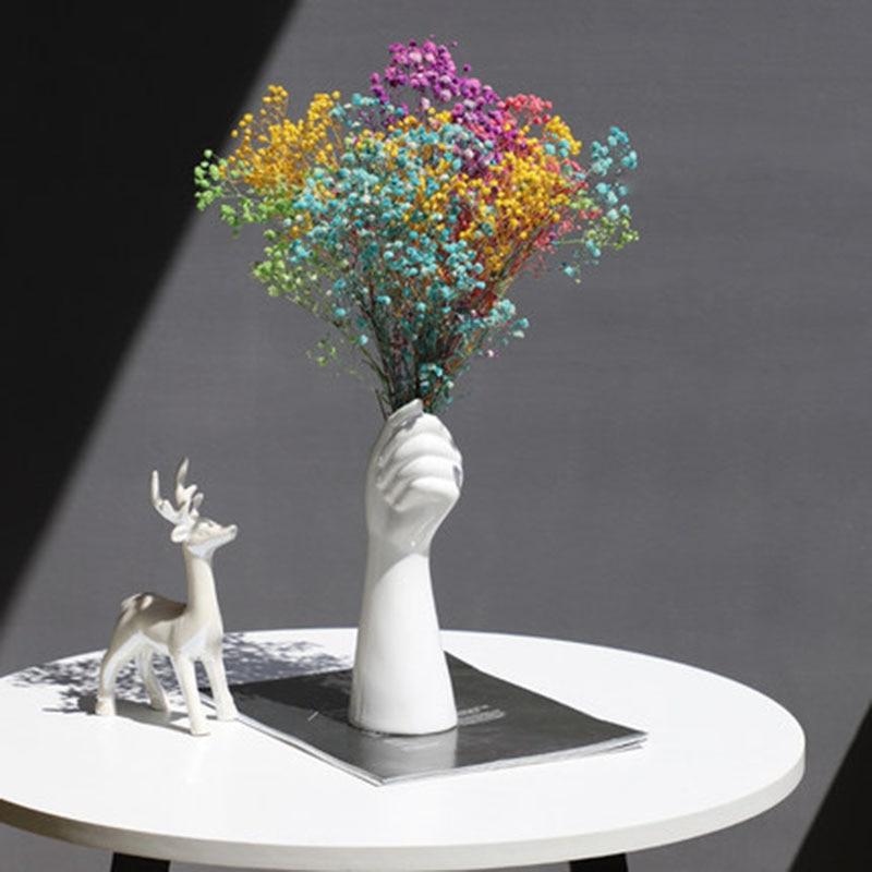 Glanzende keramische vaas in handvorm artistieke woondecoratie accent