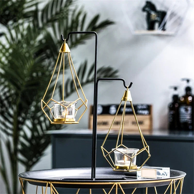 Hangende metalen kaarsenhouder met gefacetteerd diamantdesign