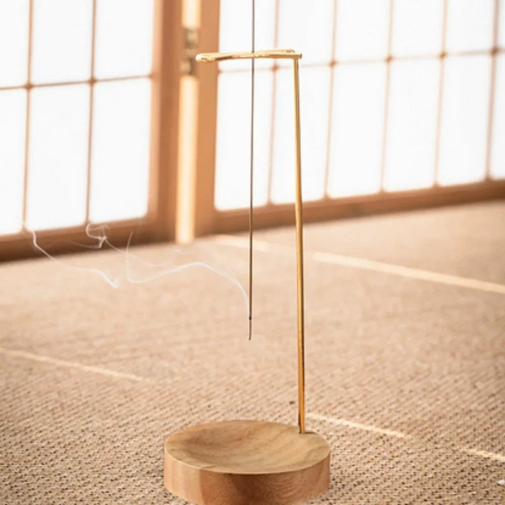 Wierookhouder van 9,1 × 25,3 cm op een tafel