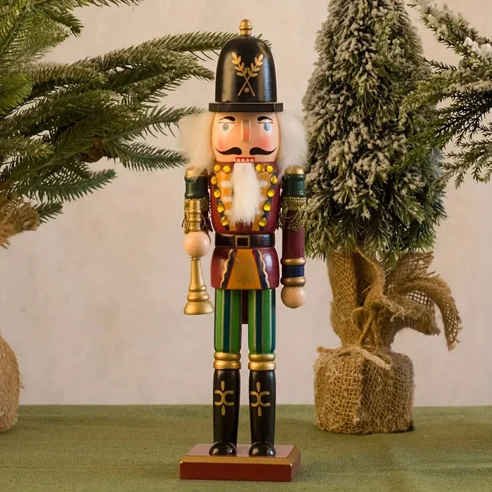Kleurrijk notenkrakerbeeldje met traditioneel ontwerp op een tafel