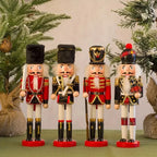 Kleurrijk kerstbeeldje met gedetailleerde notenkrakerfiguur