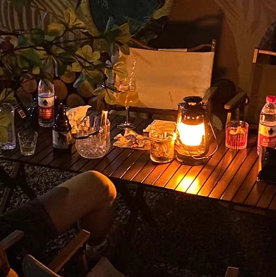 Bronskleurige tafellamp op een nachtkastje in de slaapkamer