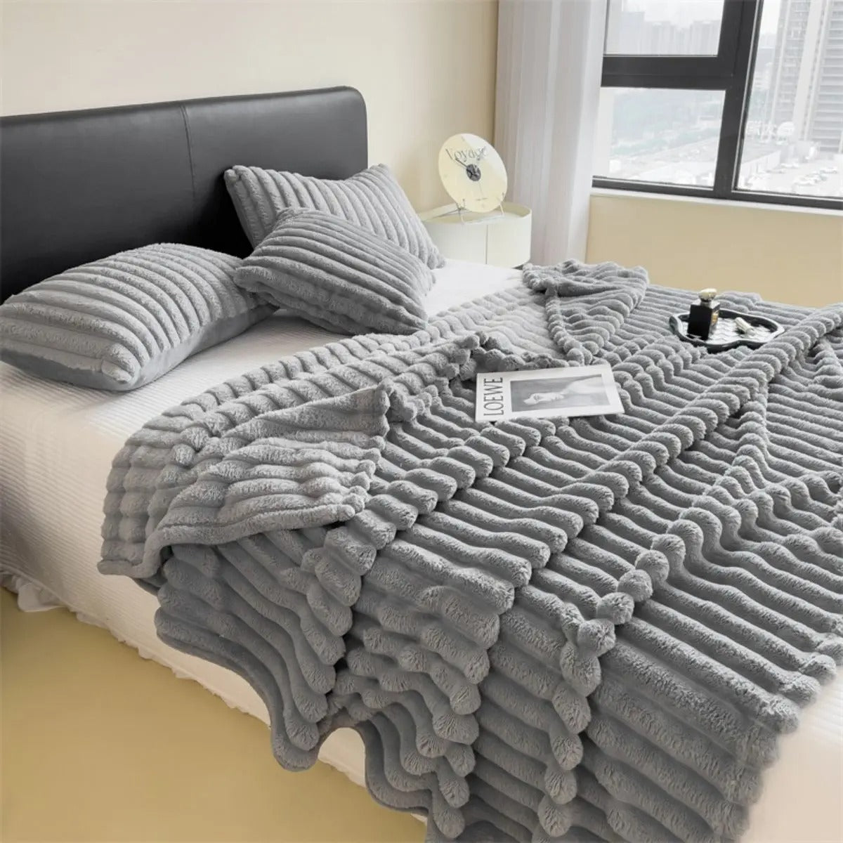 StripeHug - Multifunctional blanket with thick stripes
